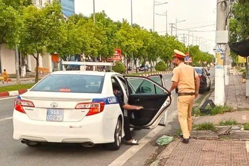 Công an hỗ trợ thí sinh Bạc Liêu đến điểm thi đúng giờ