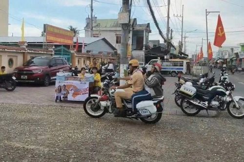 CSGT Kiên Giang hỗ trợ thí sinh vượt 15km đến điểm thi kịp giờ