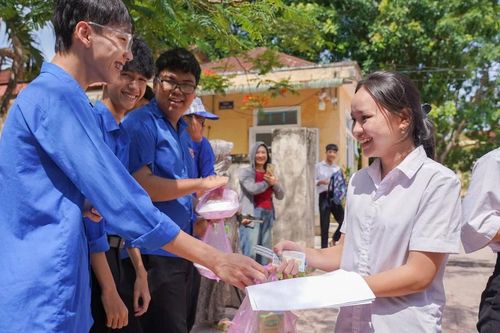 'Áo xanh' đồng hành cùng học trò Vân Kiều, Pa Kô thi tốt nghiệp