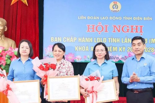 Hơn 100 tập thể, cá nhân được Liên đoàn Lao động tỉnh Điện Biên khen thưởng