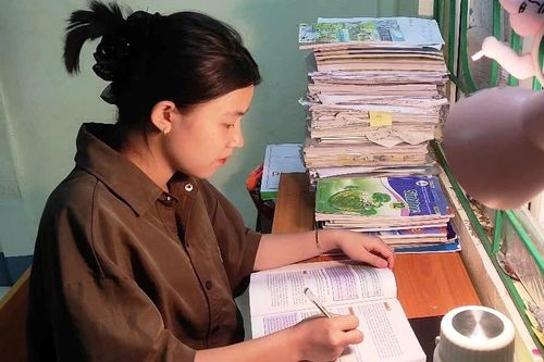 Cô học trò dân tộc Thái mồ côi cha mẹ, mơ làm cô giáo thể dục