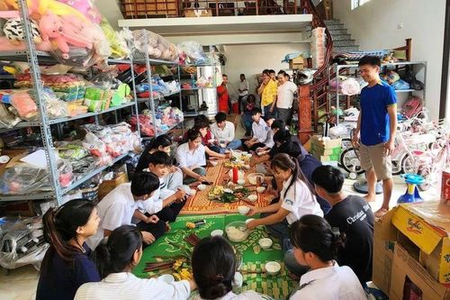 Vợ chồng trẻ ở Phú Thọ nấu cơm miễn phí cho thí sinh thi tốt nghiệp THPT