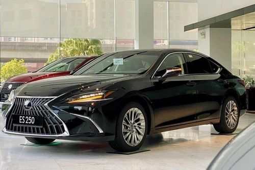 Lexus ES giảm giá tới 260 triệu đồng tại Việt Nam