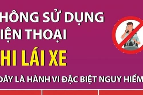 Sử dụng điện thoại khi lái xe trên cao tốc là hành vi đặc biệt nguy hiểm