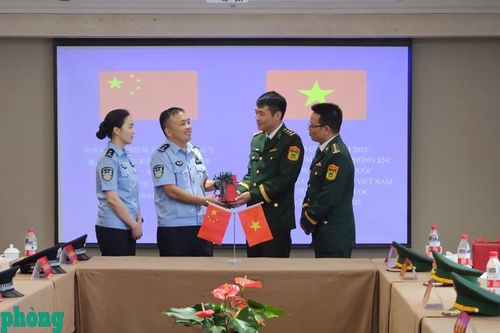 Tăng cường phối hợp công tác giữa Đồn Biên phòng cửa khẩu cảng Vạn Gia và Trạm kiểm tra Biên phòng xuất, nhập cảnh Phòng Thành