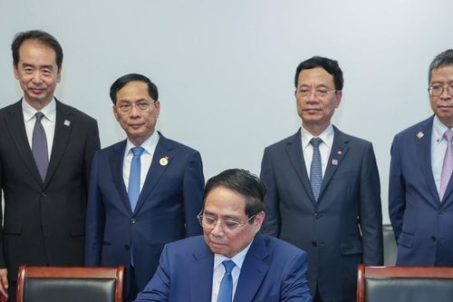 Thủ tướng thăm Khu Di tích, Sàn Giao dịch chứng khoán và quận Phố Đông của Thượng Hải, Trung Quốc