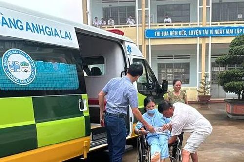 Nữ sinh gặp tai nạn nát cổ chân, đến điểm thi bằng xe cứu thương