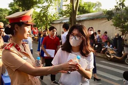 CSGT Hà Nội tiếp sức sĩ tử vượt vũ môn