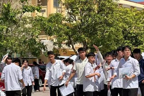 Thí sinh ngất xỉu giữa sân trường sau giờ thi Ngữ văn tại TP Hà Tĩnh
