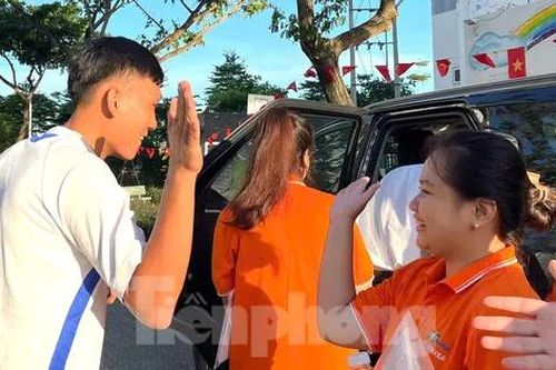 Đại gia đình đưa 21 sĩ tử đặc biệt ở Đà Nẵng đi thi
