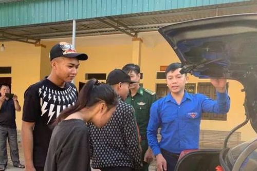 Vào tận bản đón học sinh người Chứt đi thi