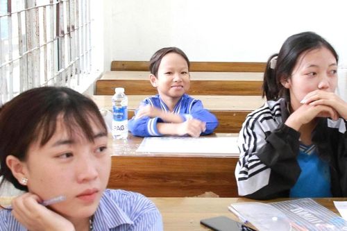 Thí sinh 'tí hon' bị nhầm là học sinh tiểu học lạc vào phòng thi tốt nghiệp THPT