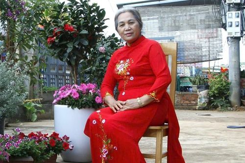 Cụ bà 70 tuổi người dân tộc Gia Rai 'cháy' hết mình với buôn làng