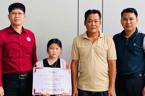 Báo VietNamNet trao gần 90 triệu đồng bạn đọc giúp đỡ đến em Lê Kim Ngân