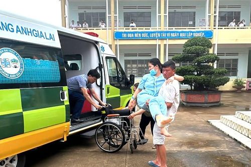 Thí sinh gặp nạn, được đưa đến điểm thi tốt nghiệp THPT 2025 bằng xe cấp cứu