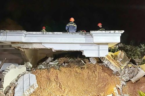Sạt lở vùi lấp căn nhà có 4 người giữa thành phố, 1 nam sinh tử vong