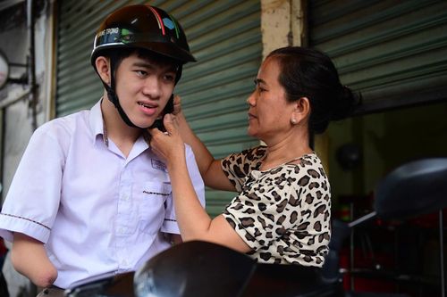 Cụt tứ chi, sĩ tử tại TPHCM vẫn quyết tâm tự viết bài thi môn Văn