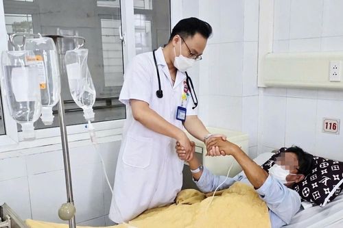 Đi cấp cứu lúc rạng sáng sau bữa ăn hải sản