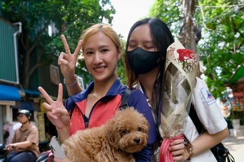 Muôn kiểu đón sĩ tử sau buổi thi Văn, người in băng rôn, nhà đưa thú cưng tới