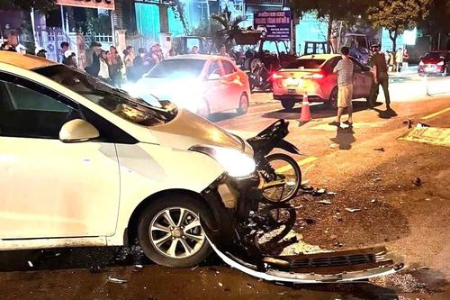 Tông vào ô tô trong đêm, 2 thanh thiếu niên tử vong