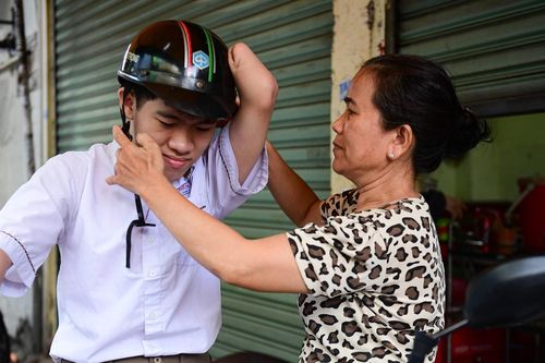 Nam sinh cụt tứ chi dùng cùi chỏ tự viết trọn vẹn bài thi Ngữ văn