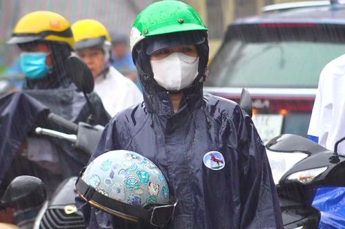 Phụ huynh, tình nguyện viên dầm cả trận mưa đợi thí sinh thi tốt nghiệp THPT
