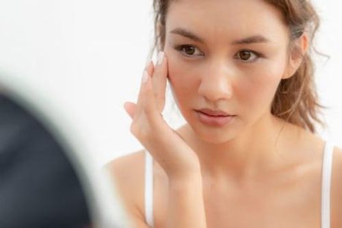Thay đổi trên da tiết lộ sức khỏe nội tiết ở nữ giới