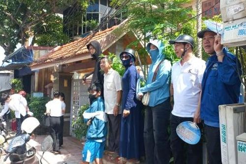 Phụ huynh nghỉ việc, đội nắng đi thi cùng sĩ tử