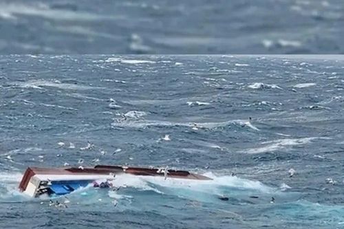 Indonesia: Tàu chở đội bóng đá chìm trên biển, 8 thành viên mất tích