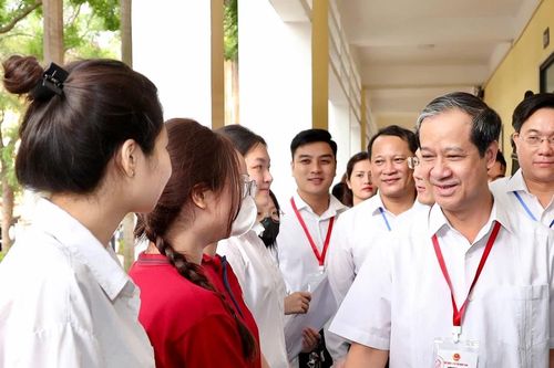Bộ trưởng Bộ GD-ĐT động viên thí sinh, cán bộ làm công tác thi tốt nghiệp