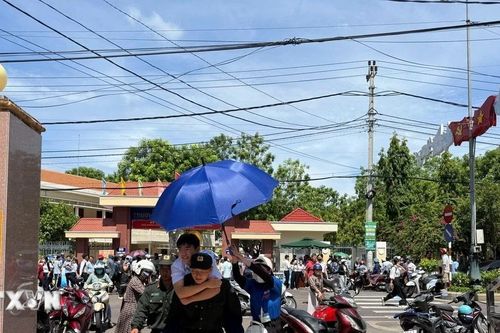Bình Định: Cảnh sát cơ động hỗ trợ cõng thí sinh bị gãy chân đi thi
