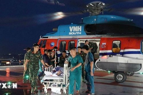 Trực thăng đưa ngư dân bị bệnh nguy kịch ở Trường Sa về đất liền cấp cứu