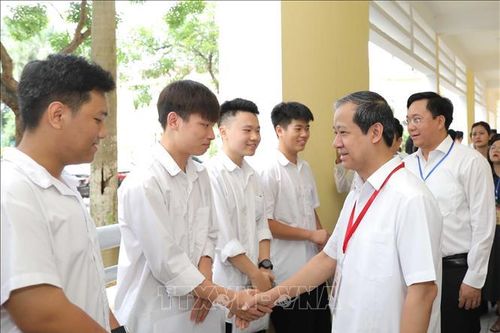 Bộ trưởng Bộ Giáo dục và Đào tạo kiểm tra công tác coi thi tại Vĩnh Phúc