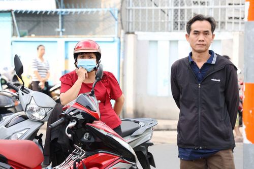 12 năm đồng hành, nay lại hồi hộp ngoài cổng trường ngóng con thi tốt nghiệp
