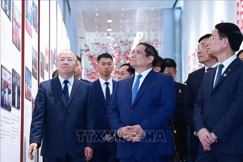 Thủ tướng tìm hiểu hoạt động của Sàn giao dịch chứng khoán Thượng Hải