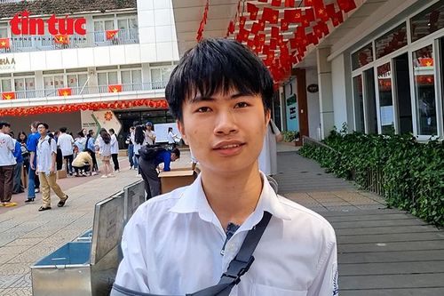 Bố mẹ tiếp thêm sức mạnh cho nam sinh bị thương vẫn quyết tâm thi tốt nghiệp