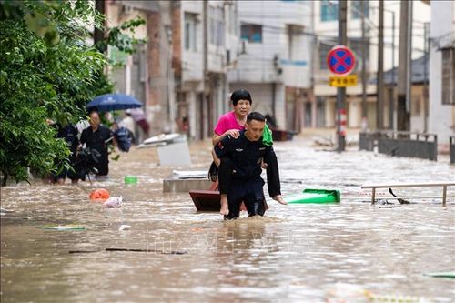 Lũ lụt nghiêm trọng tại miền Nam Trung Quốc và bão lớn tại Pháp