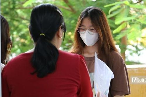 Cảm động hình ảnh những sĩ tử vượt khó, mang nghị lực vào phòng thi