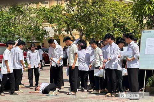 Một thí sinh ngất xỉu sau giờ thi Ngữ Văn