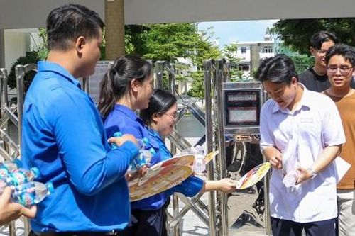 Hơn 700 đoàn viên, sinh viên Đà Nẵng đồng hành cùng sĩ tử 'vượt vũ môn' giữa trời nắng gắt