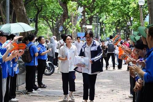 Thi tốt nghiệp THPT: Thí sinh bắt đầu bước vào bài thi môn Toán