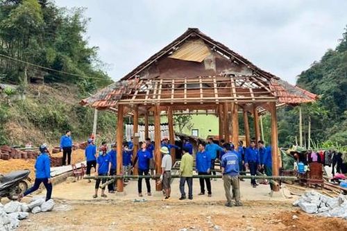 Huyện miền núi khó khăn bậc nhất Nghệ An 'cán đích' xây nhà cho người nghèo