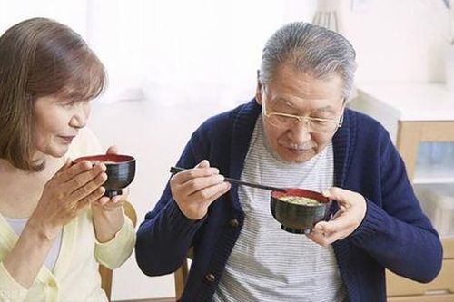 Cặp vợ chồng bị ung thư do uống một loại nước vào sáng sớm suốt 10 năm
