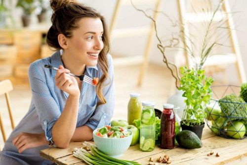 Dinh dưỡng mùa hè: Làm sao ăn đủ chất mà vẫn 'nhẹ người'?
