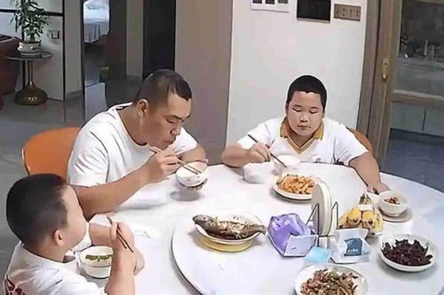 Cả nhà đang ăn tối thì xảy ra động đất, cậu con trai có hành động khiến ai cũng cười ngất