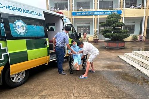 Gia Lai: Sau phẫu thuật nối gân chân, nữ sinh phải di chuyển đến điểm thi tốt nghiệp bằng xe cứu thương