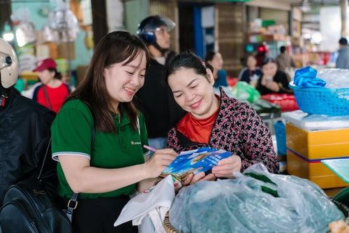 Đa dạng vốn vay, ngân hàng tiếp sức tiểu thương chuyển đổi số