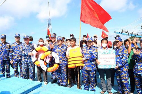 Hải quân Việt Nam: Điểm tựa vững chắc giữa trùng khơi
