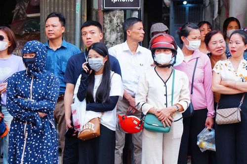 Không thi vẫn hồi hộp: Phụ huynh Hà Nội thấp thỏm chờ con ngày đầu 'ra quân'