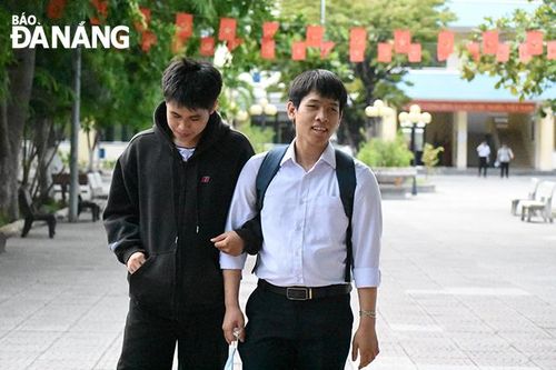 Bằng đôi tay và trái tim, em chạm vào giấc mơ